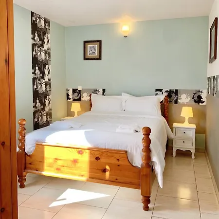 Maison Charmante A Saint-gery Avec Piscine Partagee بيت للعطل